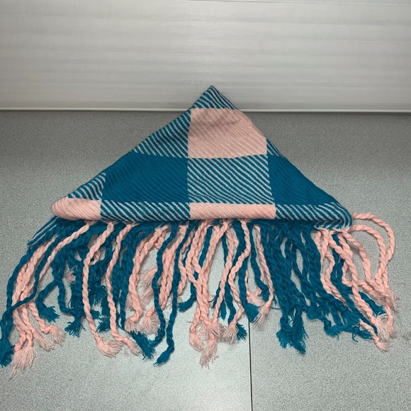 Soft Cotton Checker Triangular Scarf - Picture 3 of 3